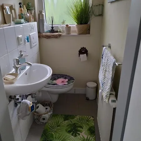 Romantik Einzelzimmer mit Gemeinschaftsbad und extra Gäste WC, super late Check in bis 0 Uhr! Privatunterkunft