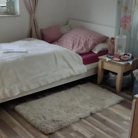 Romantik Einzelzimmer mit Gemeinschaftsbad und extra Gäste WC, super late Check in bis 0 Uhr!