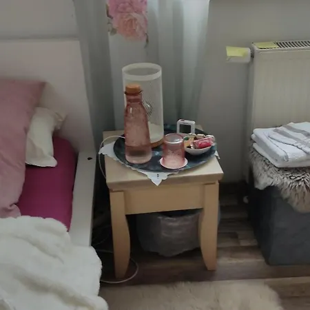 Privatunterkunft Romantik Einzelzimmer mit Gemeinschaftsbad und extra Gäste WC, super late Check in bis 0 Uhr! *