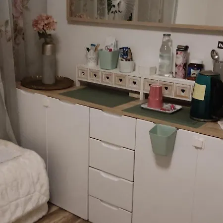 Romantik Einzelzimmer mit Gemeinschaftsbad und extra Gäste WC, super late Check in bis 0 Uhr!