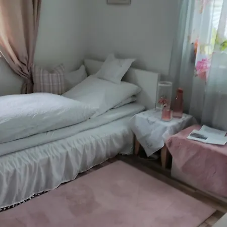 Romantik Einzelzimmer mit Gemeinschaftsbad und extra Gäste WC, super late Check in bis 0 Uhr!