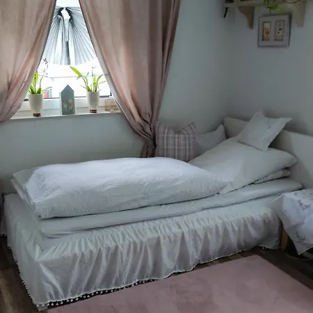 Romantik Einzelzimmer mit Gemeinschaftsbad und extra Gäste WC, super late Check in bis 0 Uhr! Privatunterkunft