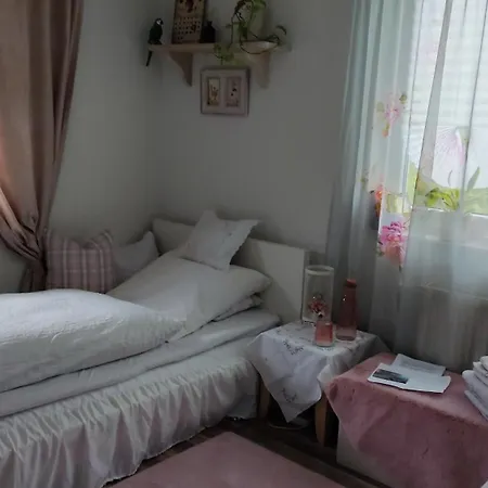 Privatunterkunft Romantik Einzelzimmer mit Gemeinschaftsbad und extra Gäste WC, super late Check in bis 0 Uhr!
