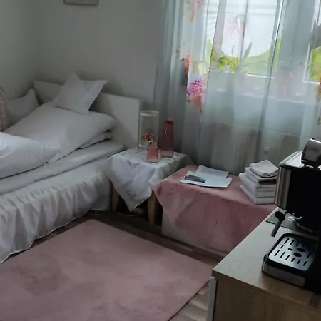 Romantik Einzelzimmer mit Gemeinschaftsbad und extra Gäste WC, super late Check in bis 0 Uhr! Privatunterkunft *