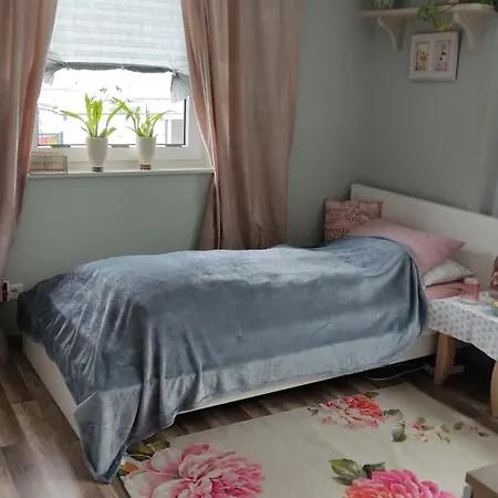 Romantik Einzelzimmer mit Gemeinschaftsbad und extra Gäste WC, super late Check in bis 0 Uhr! *