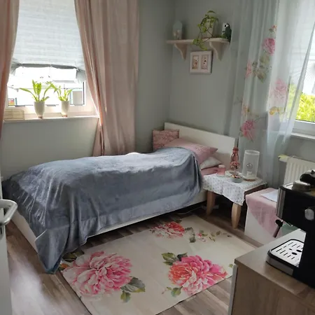 Romantik Einzelzimmer mit Gemeinschaftsbad und extra Gäste WC, super late Check in bis 0 Uhr! * Brake (Bielefeld)