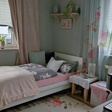 Romantik Einzelzimmer mit Gemeinschaftsbad und extra Gäste WC, super late Check in bis 0 Uhr! Privatunterkunft